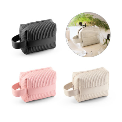 GILI. Necessaire em PU reciclado (21 de PU reciclado e 30 de poliester reciclado)